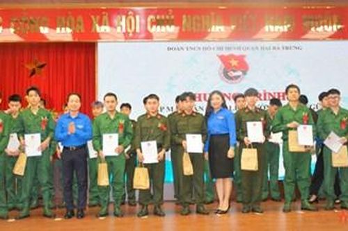Quận Hai Bà Trưng gặp mặt thanh niên nhập ngũ năm 2024