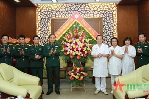Thượng tướng Phùng Sĩ Tấn thăm, chúc mừng các bệnh viện, đơn vị quân y