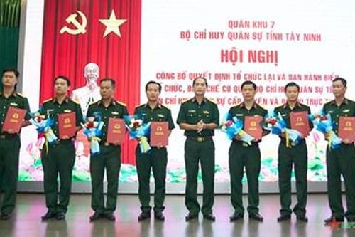 Bộ CHQS tỉnh Tây Ninh công bố các quyết định tổ chức lại cơ quan, đơn vị