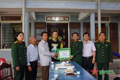 Bộ CHQS tỉnh Quảng Trị tặng quà thanh niên chuẩn bị lên đường nhập ngũ