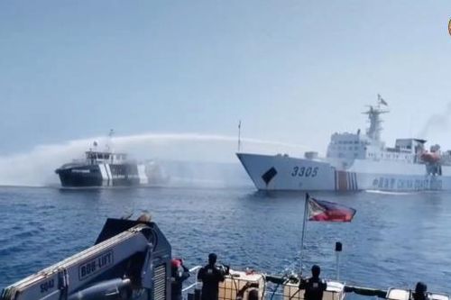 Trung Quốc đuổi tàu Philippines ra khỏi vùng bãi cạn Scarborough tranh chấp ở Biển Đông