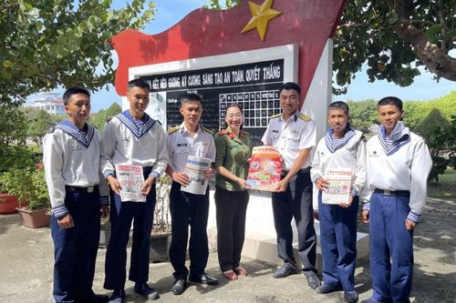 Thiếu tá, nhà báo Lò Anh Hiếu: Những bước chân không mệt mỏi nối gần Trường Sa với đất liền