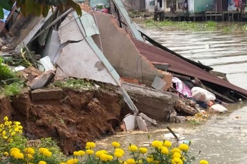 Hậu Giang: Sạt lở làm sập nhà dân
