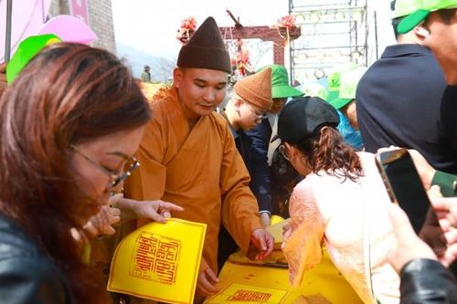 Tây Yên Tử: Du khách 'chen chân' xin dấu ấn thiêng lấy may đầu năm