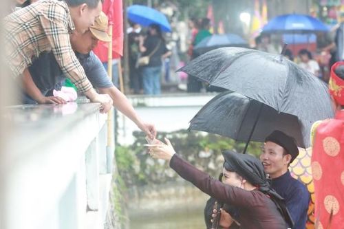 Quan họ hát hay, người dân thi nhau 'thưởng tiền' cho 'liền anh, liền chị' trên thuyền
