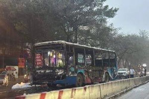 Hà Nội: Khẩn trương di chuyển chiếc xe buýt bị cháy đảm bảo ATGT