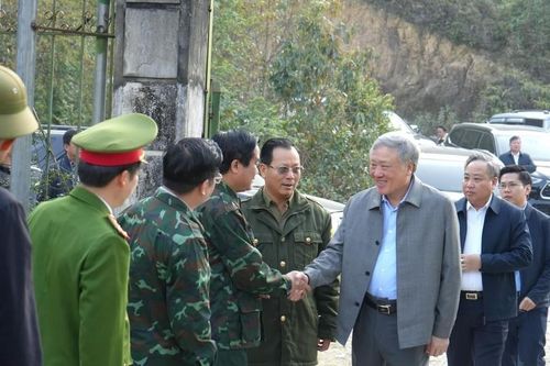 Chánh án TAND tối cao Nguyễn Hòa Bình thăm, động viên các lực lượng chữa cháy rừng tại Lào Cai