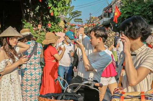 Thấy gì từ việc nhiều tỉnh thành 'hái ra tiền' dịp Tết?