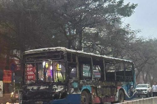 Xe buýt cháy trơ khung khi đang lưu thông trên đường Hà Nội