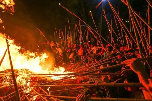 Chen nhau dùng sào tre rước lửa thiêng tại lăng mộ lúc nửa đêm