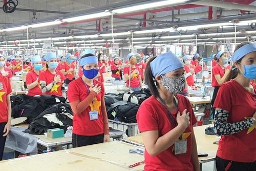 Hàng nghìn người công ty may Hàn Quốc mặc áo đỏ sao vàng hát Quốc ca Việt Nam