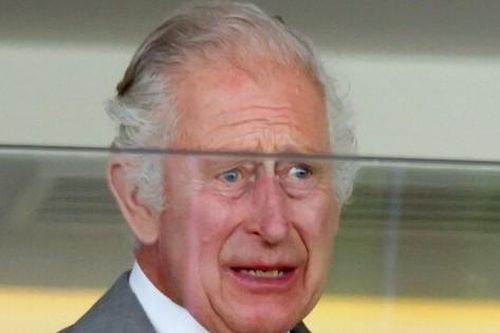 Vua Charles khóc nhiều