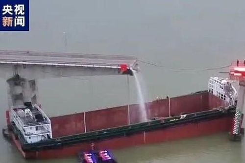 Sà lan đâm gãy cầu ở Trung Quốc, nhiều phương tiện rơi xuống sông