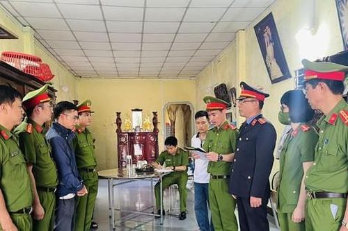 Khởi tố 6 đối tượng 'phù phép' hàng nghìn kính chắn gió ô tô Trung Quốc
