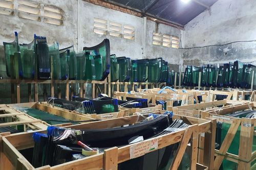 Sản xuất, buôn bán kính ô tô giả nhãn hiệu của nhiều hãng nổi tiếng