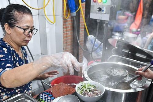 'Phở mặn giá chát' phố Gầm Cầu mở lại sau 3 năm, khách đông kín như đi hội