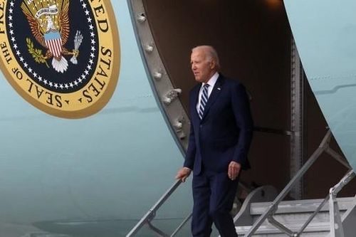 Khoảnh khắc Tổng thống Biden suýt vấp ngã 2 lần khi bước lên Không lực Một