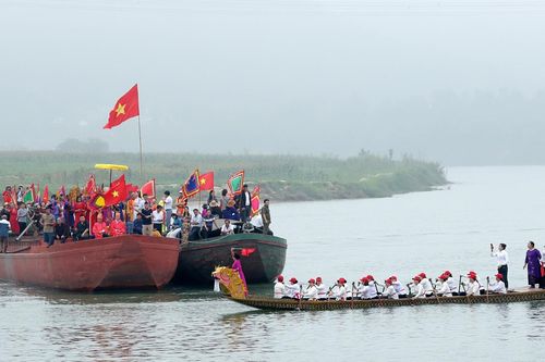 2 thuyền lớn chở hàng trăm người rước nước trên sông Lam