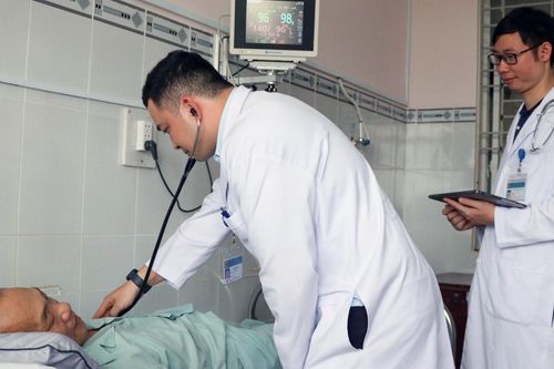 Báo động đỏ cứu người đàn ông bất ngờ ngã gục tại bệnh viện