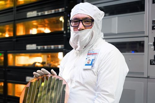 Intel mở mảng gia công chip để chạy theo 'cơn sốt' AI
