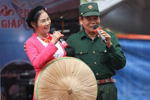 Vợ chồng ngoài 70 tuổi vượt hàng chục km đến hội Lim hát quan họ
