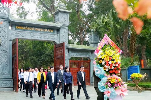 Bộ trưởng Bộ Y tế Đào Hồng Lan dâng hoa, dâng hương tưởng niệm Chủ tịch Hồ Chí Minh tại Khu Di tích Kim Liên