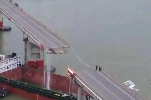 Trung Quốc: Sà lan đâm gãy đôi cầu, nhiều phương tiện rơi xuống sông