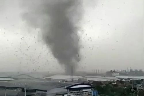 Indonesia: Lốc xoáy với cấp độ chưa từng thấy, cuốn bay mái của một nhà máy