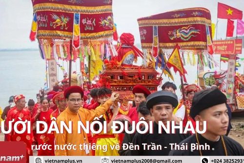 Hàng nghìn người đội mưa rước nước thiêng về Đền Trần - Thái Bình