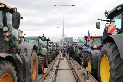 Nông dân lái máy kéo biểu tình dọc biên giới Cộng hòa Séc và Slovakia