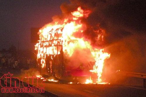Xe bị lật và bốc cháy tại Ai Cập, ít nhất 11 người thiệt mạng