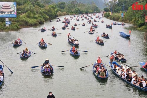 Giải quyết dứt điểm tình trạng 'chèo kéo', tranh giành khách ở lễ hội Chùa Hương