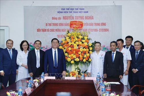 Đồng chí Nguyễn Trọng Nghĩa thăm và chúc mừng Ngày Thầy thuốc Việt Nam
