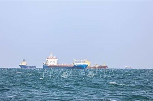 Cháy trên tàu chở hàng ngoài khơi Yemen do trúng tên lửa của lực lượng Houthi
