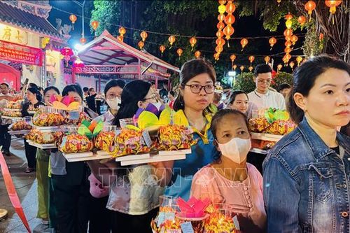 Thả 3.400 hoa đăng trên sông Đồng Nai mừng 340 năm kiến lập chùa Ông