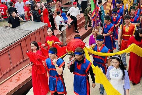 Linh thiêng lễ rước nước - mở màn cho lễ Hội đền Vua Mai