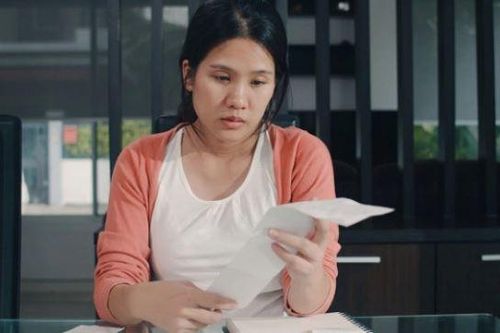Chồng cũ nhìn 200 triệu tôi đưa đến lặng lẽ thở dài rồi nói một câu khiến tôi uất hận vô cùng