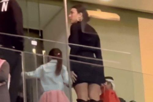 Bạn gái đeo túi hàng hiệu đến xem Ronaldo tỏa sáng, nhận được món quà đặc biệt của 'người thương'