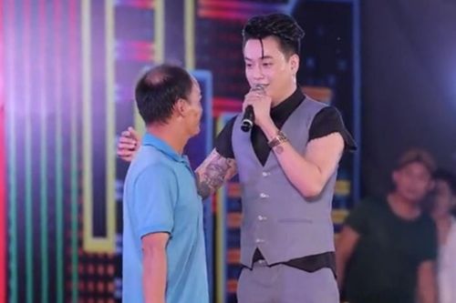 TiTi (HKT) đang biểu diễn thì khán giả lên sân khấu xin đồ, nam ca sĩ phản ứng ra sao?