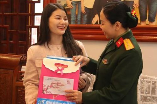 Bắc Ninh: Động viên, tặng quà nữ tân binh nhập ngũ năm 2024