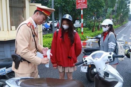 Điều khiển xe đi học không có gương chiếu hậu, nữ sinh cấp 3 bật khóc khi bị 'tuýt còi'