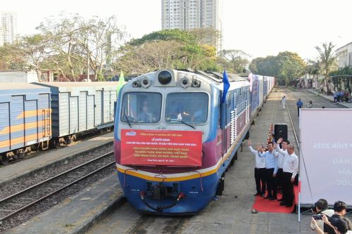 Hơn 200 tấn nông sản từ ga Sóng Thần đi Trung Quốc