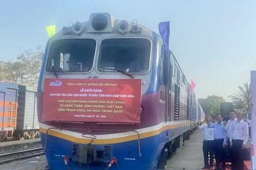 Hơn 200 tấn nông sản khởi hành từ ga Sóng Thần đi Trung Quốc