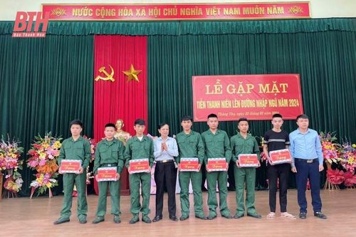 Hội Nông dân tỉnh trao quà động viên thanh niên chuẩn bị lên đường thực hiện nghĩa vụ quân sự