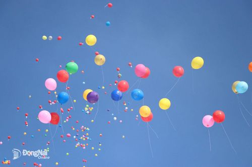 Rồng uốn lượn cùng 1 ngàn quả phúc khí cầu thả lên trời