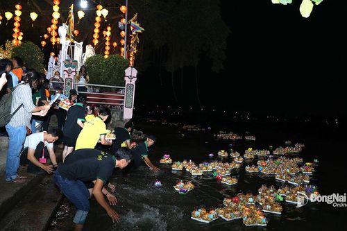 Lễ thả hoa đăng chùa Ông rực rỡ trên sông Đồng Nai