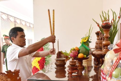 Bí thư Tỉnh ủy Hồ Văn Niên: Dâng hoa, dâng hương tại Khu lưu niệm Anh hùng Wừu