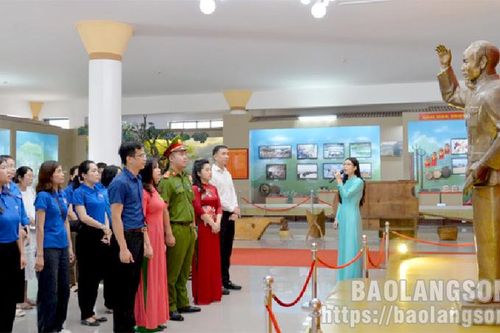 Chủ tịch Hồ Chí Minh ca ngợi: 'Đảng ta như biển rộng như núi cao'