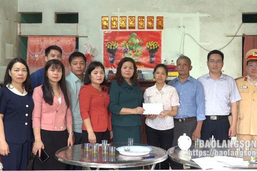 Văn Lãng: Hỗ trợ trên 32 triệu đồng cho 2 học sinh có hoàn cảnh đặc biệt khó khăn bị tai nạn giao thông