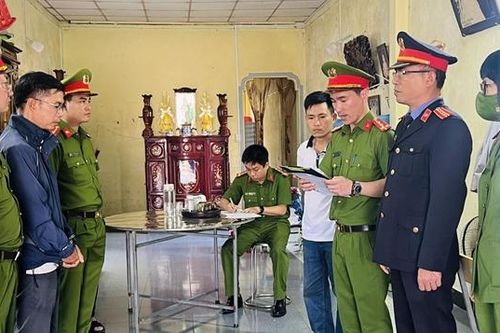 6 đối tượng buôn bán kính ô tô giả đã bị khởi tố